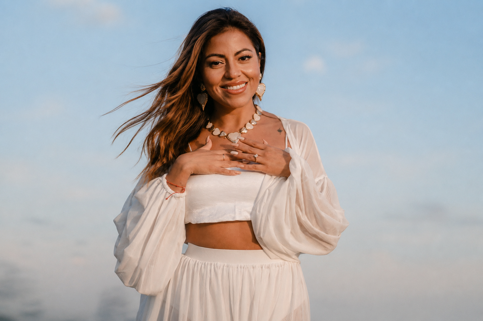 Naty Durán en un entorno de calma junto al mar